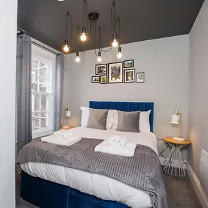 Bateman, Modern Centre Sleeps 6 Apartment